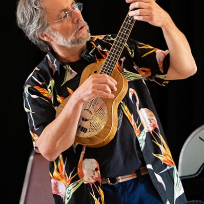 ukulele player performs at Centrum workshop